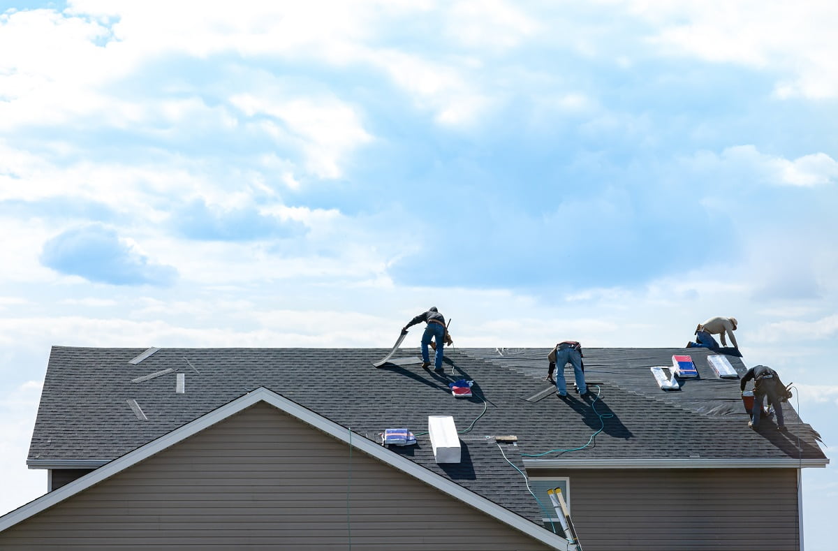 workers-fixing-roof